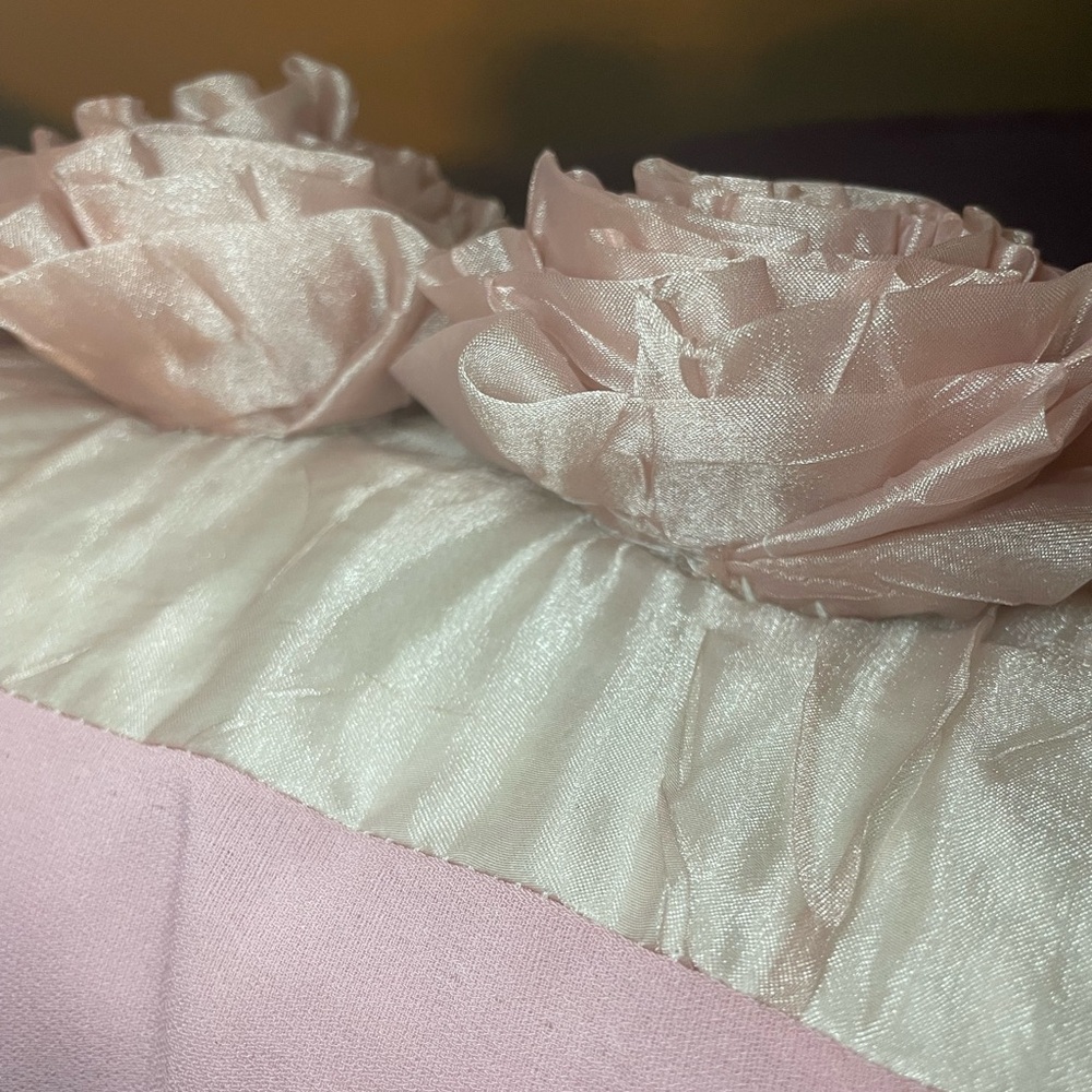 🩷Elegant Floral Accent Pillow in Pink💕 - Picture 4 of 4